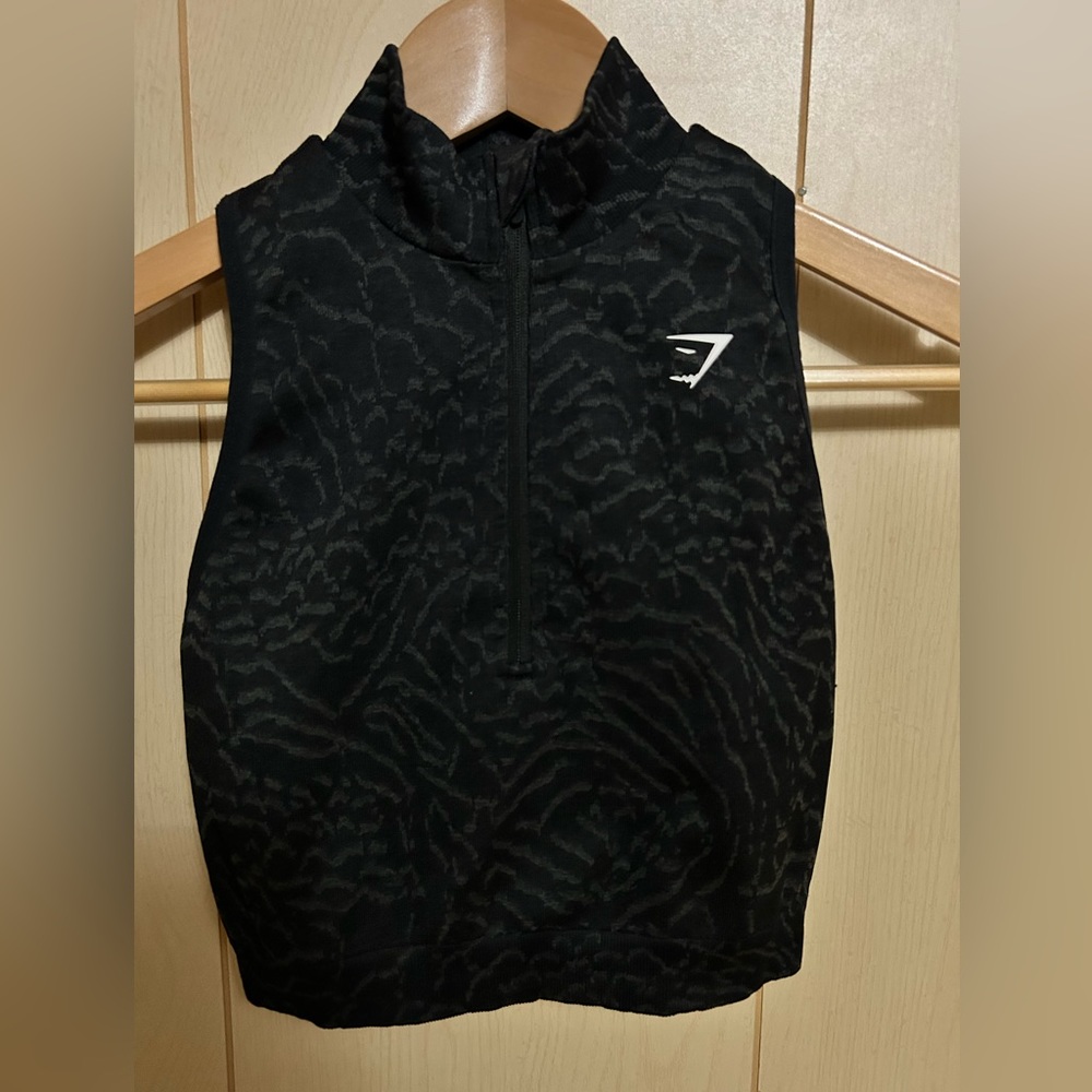Black gym shark razorback workout top